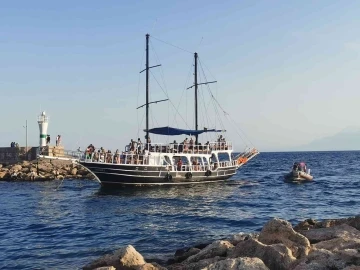 Tekneleri arızalanan turist kafilesinin yardımına deniz polisi koştu
