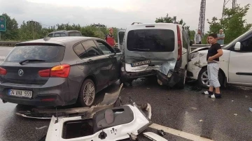 TEM’de 6 aracın karıştığı kazada ortalık savaş alanına döndü: 2’si çocuk 8 yaralı
