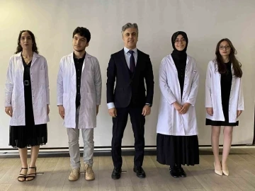Tıp Fakültesi dönem birincisi öğrencilerine önlük giyme töreni düzenlendi
