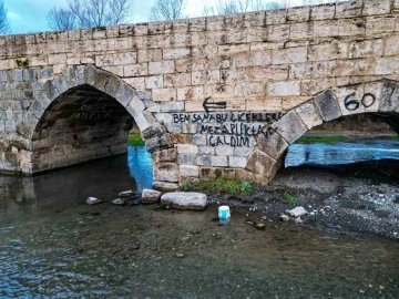 Tokat’ta 2 bin yıllık tarihi köprüye sprey boyalı saygısızlık
