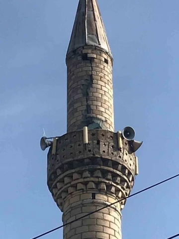Tokat’ta cami minaresine yıldırım düştü
