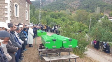 Tokat’taki feci kazada hayatını kaybeden 3 kişi Gümüşhane’de son yolculuğuna uğurlandı
