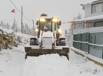Toroslar’ın yüksek kesimlerinde karla kapanan yollar ulaşıma açılıyor
