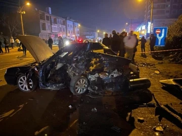 Trabzon’da çarpışan iki otomobil hurdaya döndü: 6 yaralı
