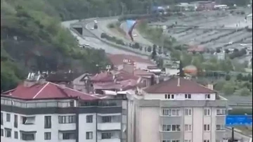 Trabzon’da fırtına dev Trabzonspor bayrağını uçurdu
