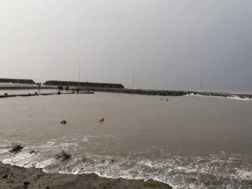 Trabzon’da fırtınada deniz kenarında fotoğraf çekitrmek isteyen 2 genç dalgalara kapılarak kayboldu

