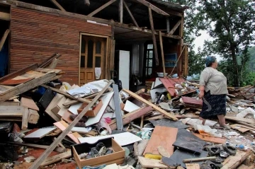 Trabzon’da içerde eşyaları çıkartılmadan evleri yıkılan hane sahipleri yıkım ekiplerine tepki gösterdi
