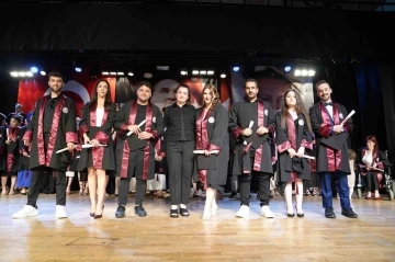 Trabzon’da İletişim Fakültesi’nde mezuniyet sevinci
