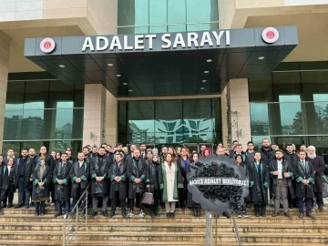 Trabzonlu avukatlardan, Fenerbahçe maçı sonrası yaşanan tutuklamalara sessiz protesto
