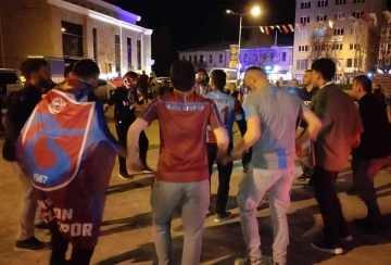 Trabzonspor taraftarı, şampiyonluğu horon teperek kutladı
