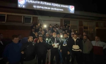 Trabzonspor taraftarları Trabzon’daki TFF binası önünde toplandı
