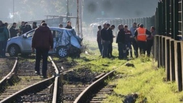 Tren otomobile çarptı; 1'i çocuk 3 yaralı