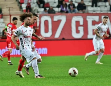Trendyol Süper Lig: Antalyaspor: 1- Gaziantep FK: 0 (İlk yarı)
