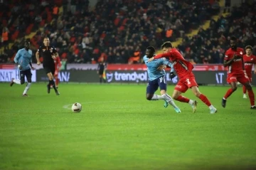 Trendyol Süper Lig: Gaziantep FK: 1 - Adana Demirspor: 0 (İlk yarı)
