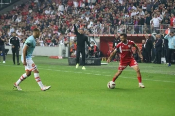 Trendyol Süper Lig: Y. Samsunspor: 0 - RAMS Başakşehir: 0 (İlk yarı)

