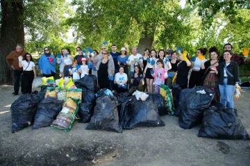 Tunca Nehri’nde öğrenciler ve vatandaşlar çöp topladılar
