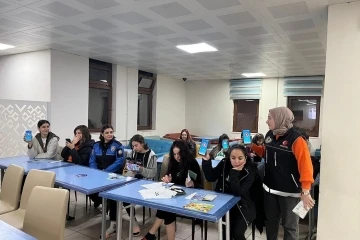 Tunceli’de polis ekipleri vatandaş ve öğrencileri bilgilendirdi
