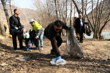 Tunceli’de yüzlerce kişi Munzur Vadisi Milli Parkı’nı temizledi
