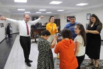 Turgutlu Belediye Başkanı Çetin Akın, özel çocuklarla dans etti
