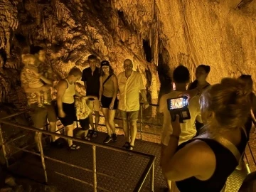 Turistler, Dim Mağarası’nda serinliyor