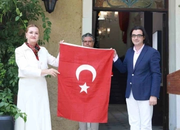Türk askerini karşılayan 100 yıllık tarihi Türk bayrağı DEÜ’ye bağışlandı
