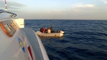 Türk karasularına geri itilen 14 kaçak göçmen Sahil Güvenlik ekiplerince kurtarıldı

