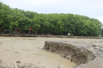 Türkeli’de geçici köprüler yıkıldı, 13 kişi tahliye edildi
