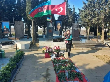 Türkiye’den götürdüğü toprağı  Paşayeva’nın mezarına döktü
