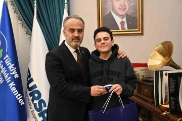 Türkiye’nin en genç satranç ustasından Başkan Aktaş’a ziyaret
