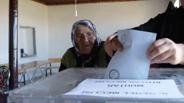 Türkiye’nin en yaşlı seçmeni 117 yaşındaki Arzu nine oyunu kullandı
