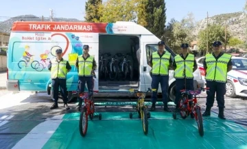 Türkiye'nin ilk mobil bisiklet eğitim aracı Antalya'da