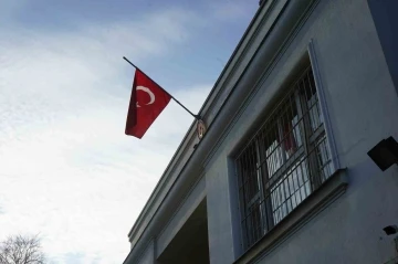 Türkiye’nin Prag Büyükelçiliğinde Türk bayrağı yarıya indirildi, karanfil bırakıldı
