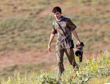 Türkiye’yi dolaşarak çocuklara sapanla kuş vurmak yerine, gözlemlemeyi öğretiyor

