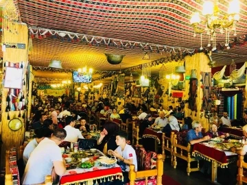 Turla gelen misafirlere Urfa kültürünü yaşatıyorlar
