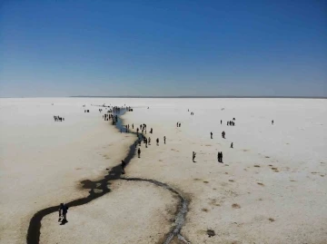 Tuz Gölü’nde yürüme turizmi sahilleri aratmıyor
