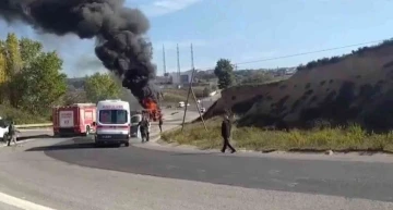 Tuzla’da yola devrilen hafriyat kamyonu alev alev yandı

