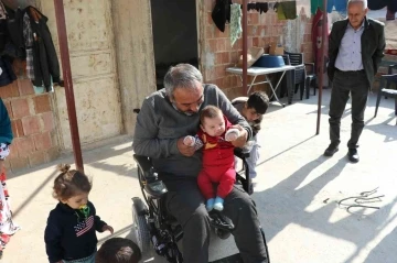 Üç çocuk babasının akülü tekerlekli sandalye sevinci
