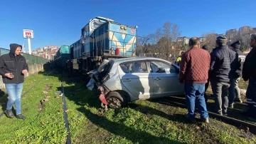 Üç kişilik aile dehşeti yaşadı, trenin çarptığı otomobil 30 metre sürüklendi
