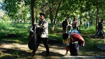 Üç ülkenin gençleri Edirne’de bir araya gelerek çevre temizliği yaptı
