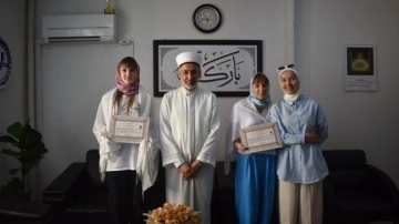 Ukrayna'dan gelen anne ve kızı Kelime-i Şehadet getirip İslam'la şereflendi!