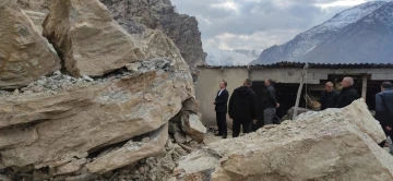 Uludere’de kaya düşmesi sonucu evi zarar gören aileye yardım eli uzatıldı
