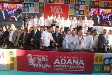 Uluslararası Adana Lezzet Festivali, yakılan dev mangal ateşiyle başladı
