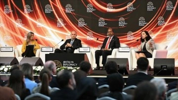 Uluslararası Diplomasi Forumunda Liderler Kriz Döneminde Diplomasiyi Tartıştı