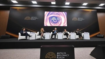 Uluslararası İlişkiler Forumunda Çarpıcı Panel