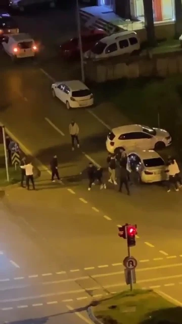 Ümraniye’de kaza sonrası sokak ortasında kavga kamerada
