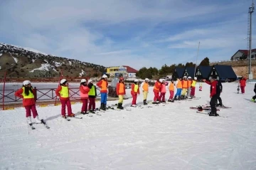 Üniversite öğrencileri ilk kayak heyecanını Ergan Dağı’nda yaşadılar
