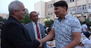 Üniversite öğrencileri yüksekokul bahçesine iftar sofrası kurdu