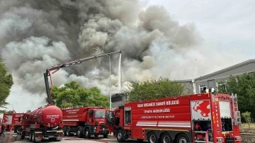 Uşak’ta tekstil fabrikasında çıkan yangına müdahale ediliyor
