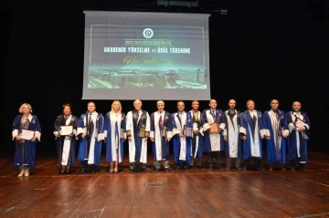 Uşak Üniversitesi’nde akademik yükselme gösteren öğretim üyeleri cübbelerini törenle giydi
