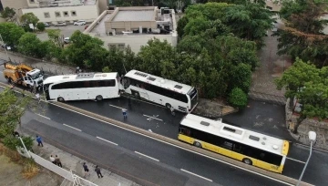 Üsküdar’da İETT otobüsü ile iki tur otobüsü çarpıştı, ortalık savaş alanına döndü
